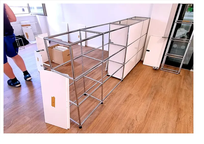 Chromrahmen eines USM-Haller-Möbels während der Montage